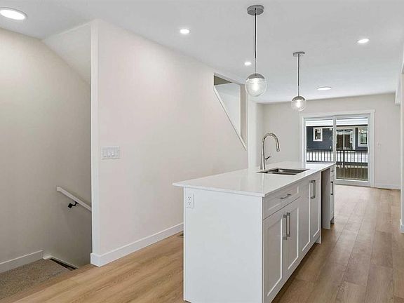 4th image of 200 NW Belmont St SW #42