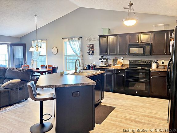 5th image of 8827 Woodford Drive