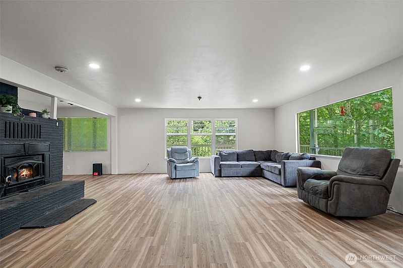 4th image of 543 E Hazel Street