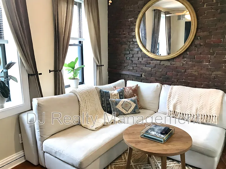 466 Commercial St #7 — Photo 2