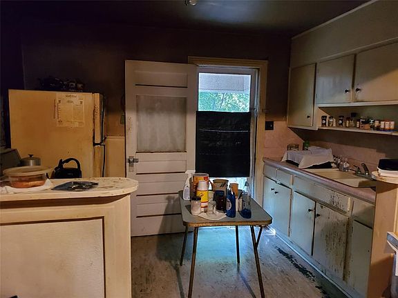 5th image of 812 S Brazos St