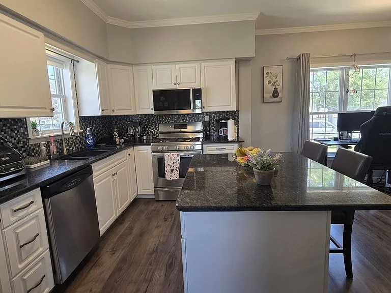 402 Gloucester Ave — Photo 5