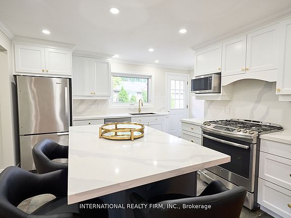 4th image of 2292 Devon Rd