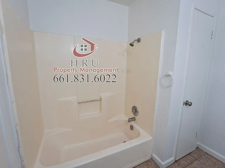2901 S Chester Ave — Photo 6