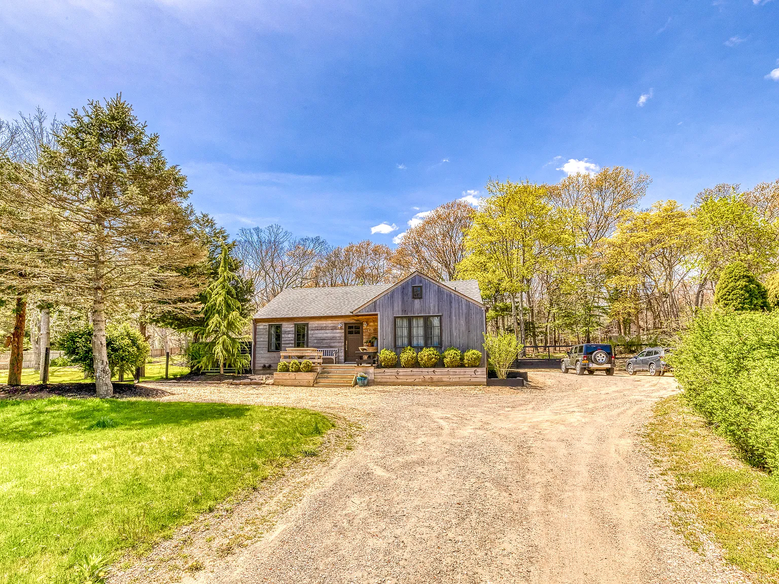 Designer Farm House on Flag Lot — Photo 2