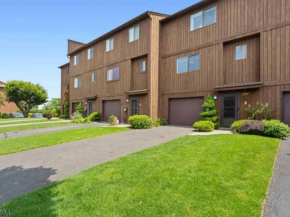 56 Metro Vista Dr, Hawthorne Boro, NJ 07506