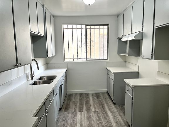 3rd image of 859 S Shenandoah St APT 3