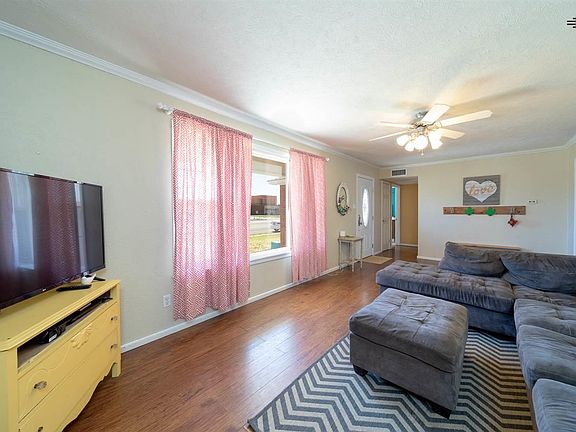 4th image of 105 N Knoxville St