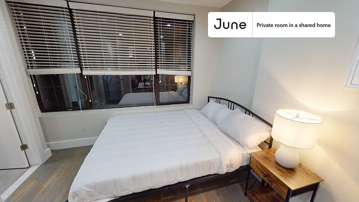 Full bedroom in 3 bed/3 bath home in Flatbush #1820 A — Photo 2