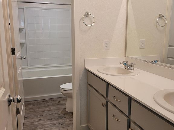 Full bathroom on 2nd floor