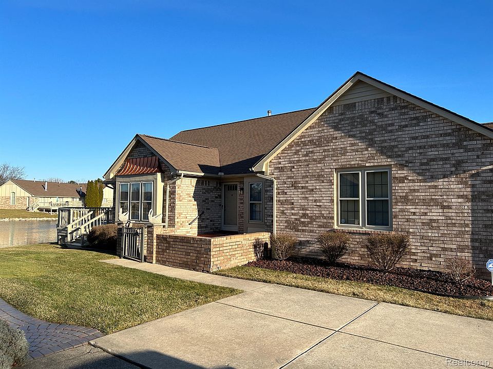 1st image of 20923 Riverbend Dr S