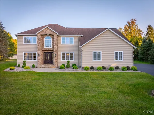 12 Christine Ct S, New Hartford, NY 13413