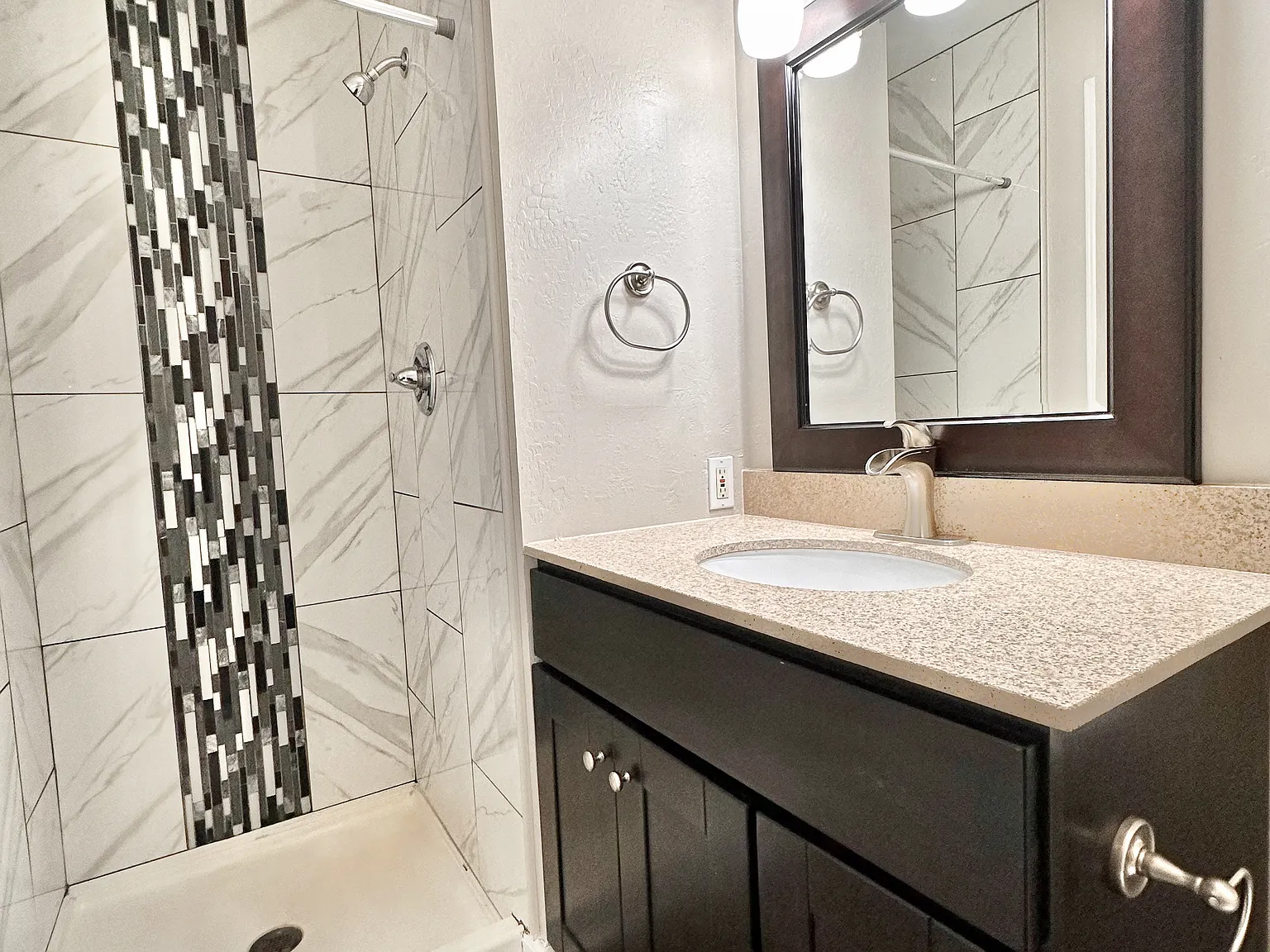 Douglas Avenue Apartments — Photo 4