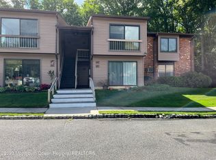 42 Manchester Ct, Middletown, NJ 07701