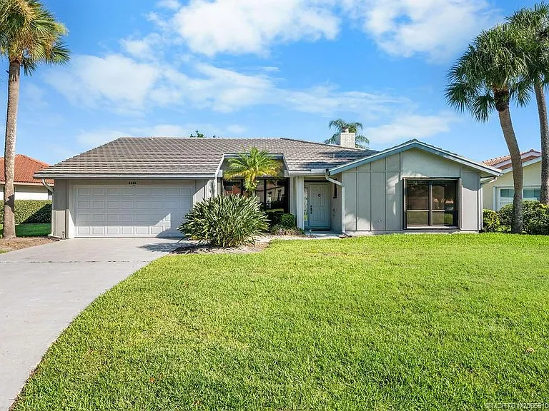 2386 SW Creekside Dr — Photo 1