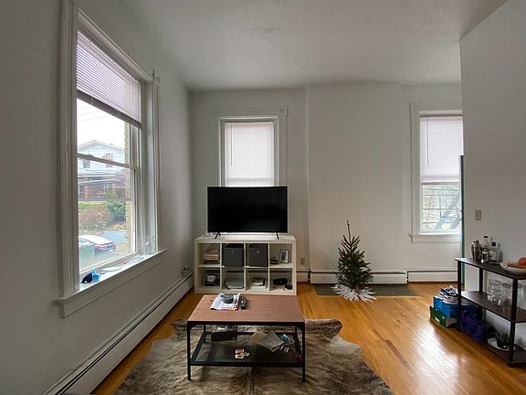 5th image of 250 Warner St APT 4