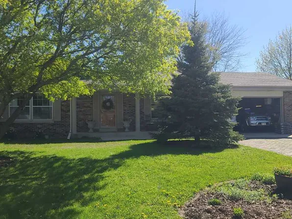 3721 W Bridge St, Greenfield, WI 53221