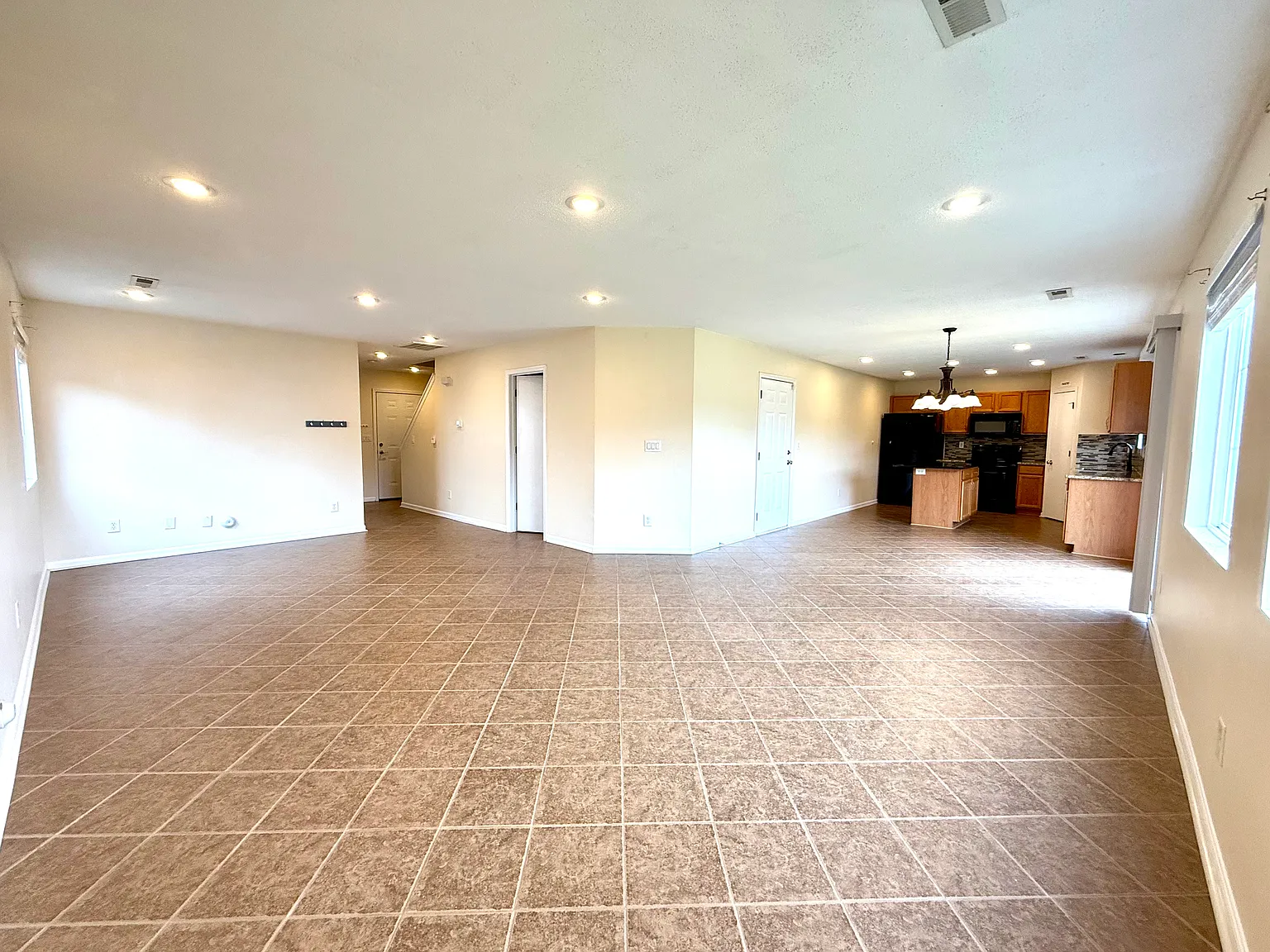 4 bed, 2.5 bath, 2349 sqft, $2,100 — Photo 2