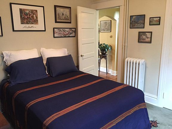 Bedroom/queen sized bed