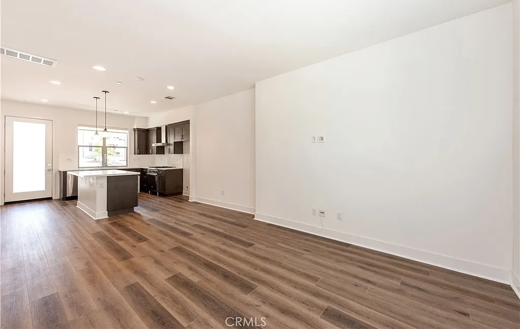4 bed, 4.5 bath, 2312 sqft, $4,400 — Photo 3