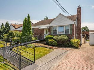 188 N Manhattan Ave, Massapequa, NY 11758
