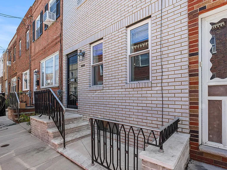 1725 S Iseminger St — Photo 2