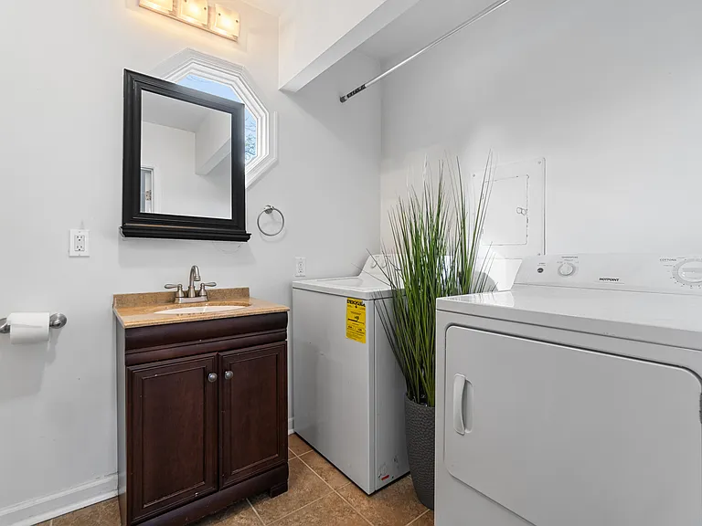 2249 Corbett Ave — Photo 20