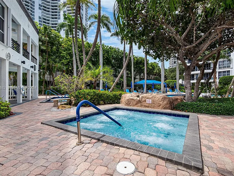 3600 Mystic Pointe Dr #1417 — Photo 18