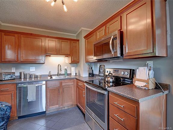 5th image of 41 Hockanum Dr