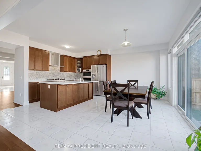 142 Prince Charles Cres — Photo 8