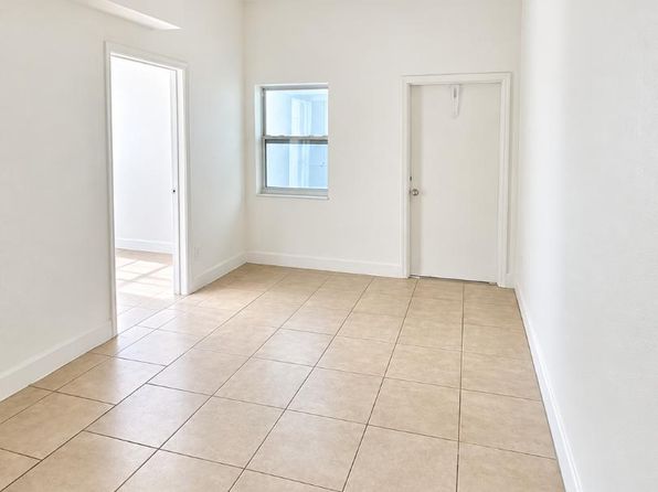 424 NW 15th Ter APT 2