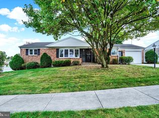 8 Spring Ridge Dr, York, PA 17408
