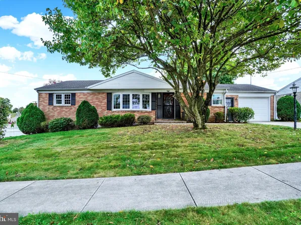 8 Spring Ridge Dr, York, PA 17408