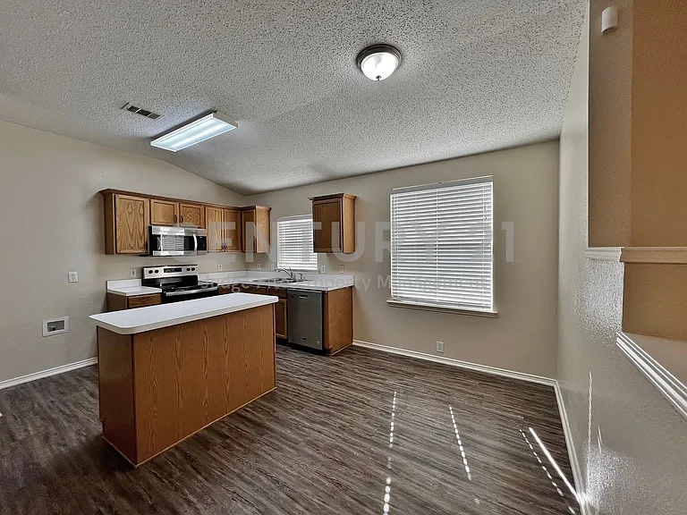 1901 Berkeley Dr — Photo 11