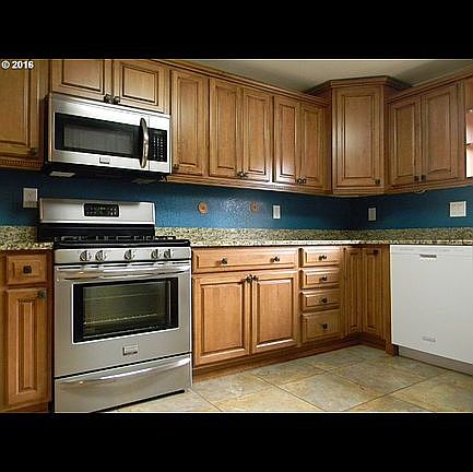 3rd image of 997 NE Grandview Dr