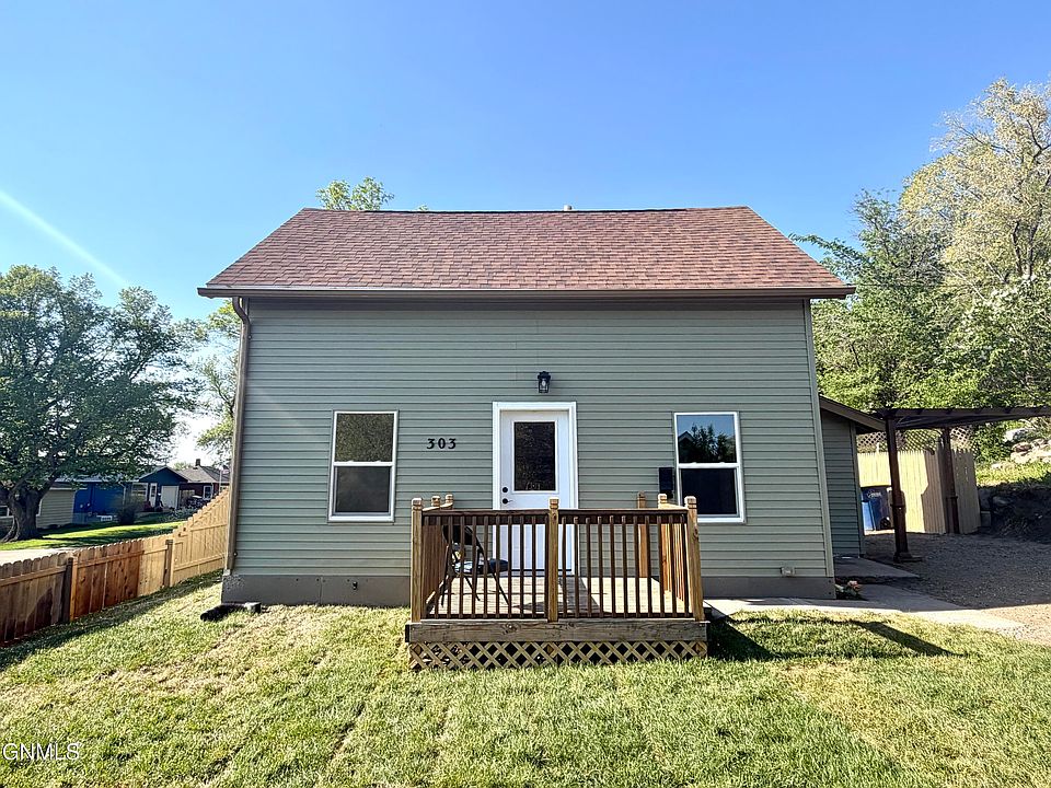 1st image of 303 8th St NE