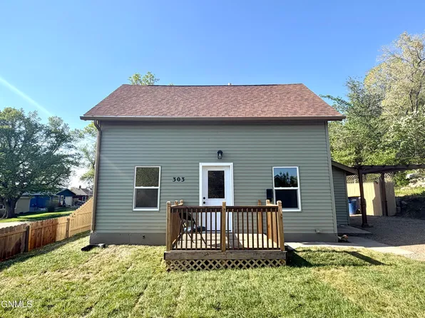 303 8th St NE, Jamestown, ND 58401