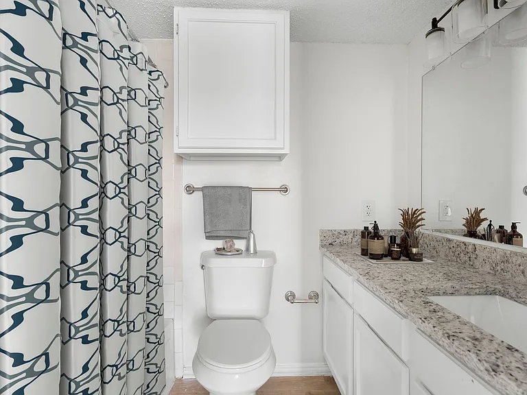 Living Oaks Apartments — Photo 10