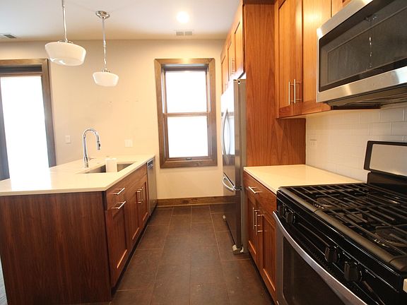 4th image of 3440 N Southport Ave