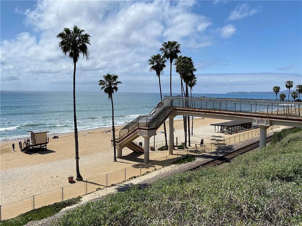 Building Photo - 314 W Avenida Valencia