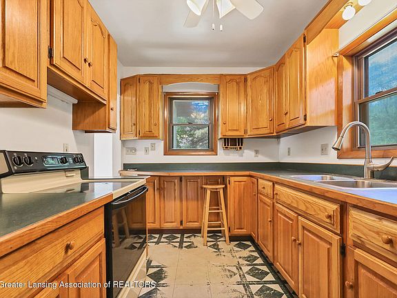 5th image of 946 E Henry St