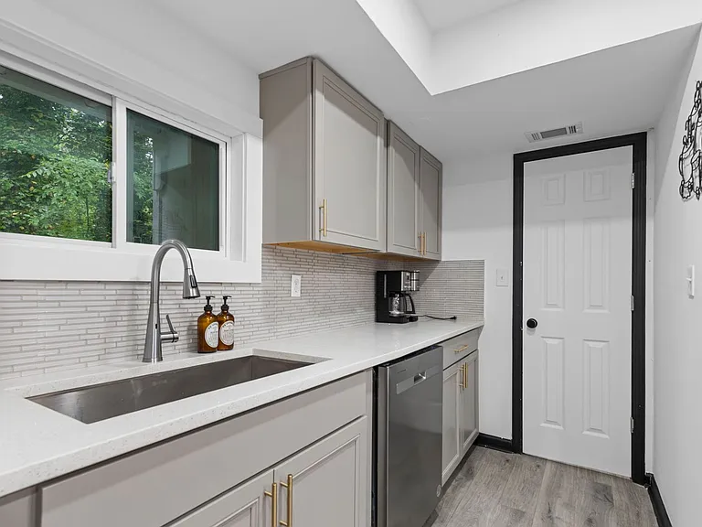 25033 Molokai Dr — Photo 22