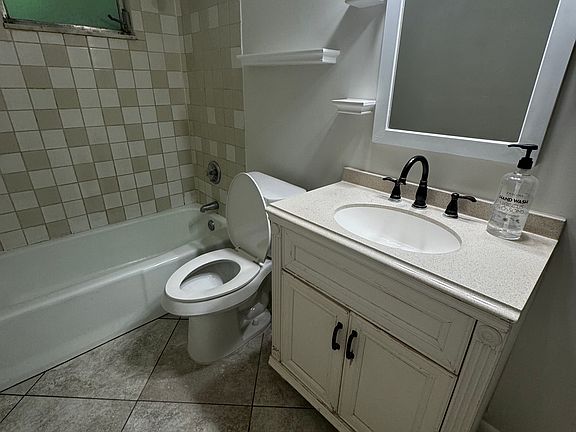 4th image of 2643 NE Palm Ave W