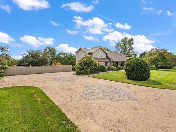 3rd image of 1704 Meadowglen Dr