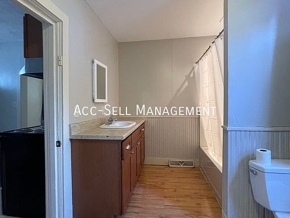 4th image of 875 10th St NW