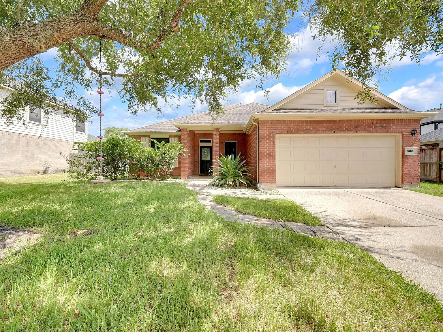 4 bed, 2.0 bath, 2108 sqft, $2,600 — Photo 1
