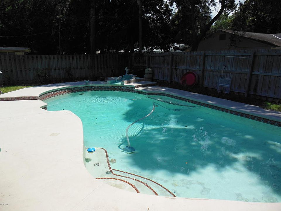 2nd image of 734 Candlewood Cir