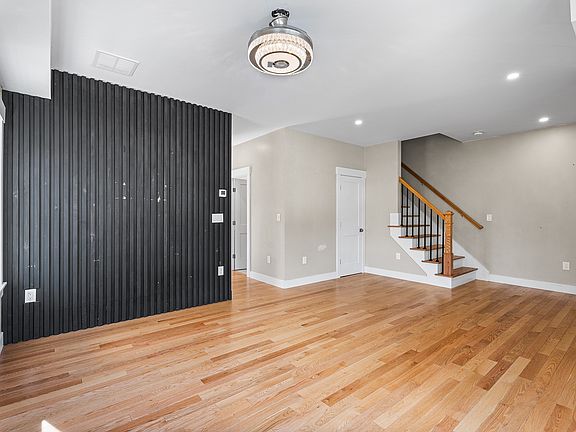 4th image of 32 Valmor St