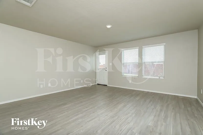 3 bed, 2.0 bath, 1474 sqft, $1,540 — Photo 3