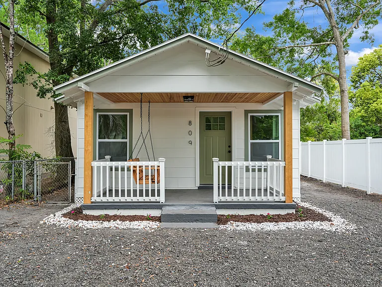 809 Owen Ave — Photo 1